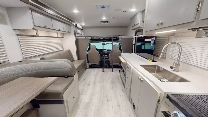 31MB - Ford E-450 Floorplan Main Room